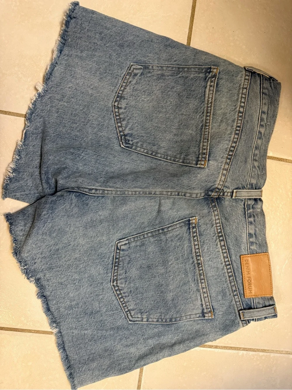 DENIM FORUM- Aritzia Light Wash Frayed Hem Denim Shorts